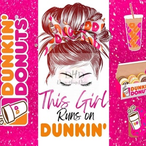 Puede incluir: Una ilustración digital de una mujer con un moño desordenado decorado con cintas para el pelo con el tema de Dunkin' Donuts. El texto "This Girl Runs on Dunkin'" está debajo de la ilustración. También hay imágenes de café y donas de Dunkin' Donuts.