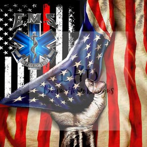 Könnte beinhalten: Eine amerikanische Flagge ist zu einer Hand gefaltet, die eine kleinere amerikanische Flagge hält. Die kleinere Flagge ist über einen schwarz-weiß gestreiften Hintergrund mit den Worten "EMS On Call For Life" in blauen und roten Buchstaben gelegt. Der Hintergrund hat auch einen roten Streifen, der vertikal verläuft.