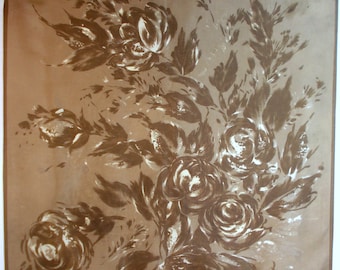 Op de afbeelding: Een bruin en wit bloemenpatroon op een beige stoffen achtergrond. Het patroon toont gestileerde rozen en bladeren.