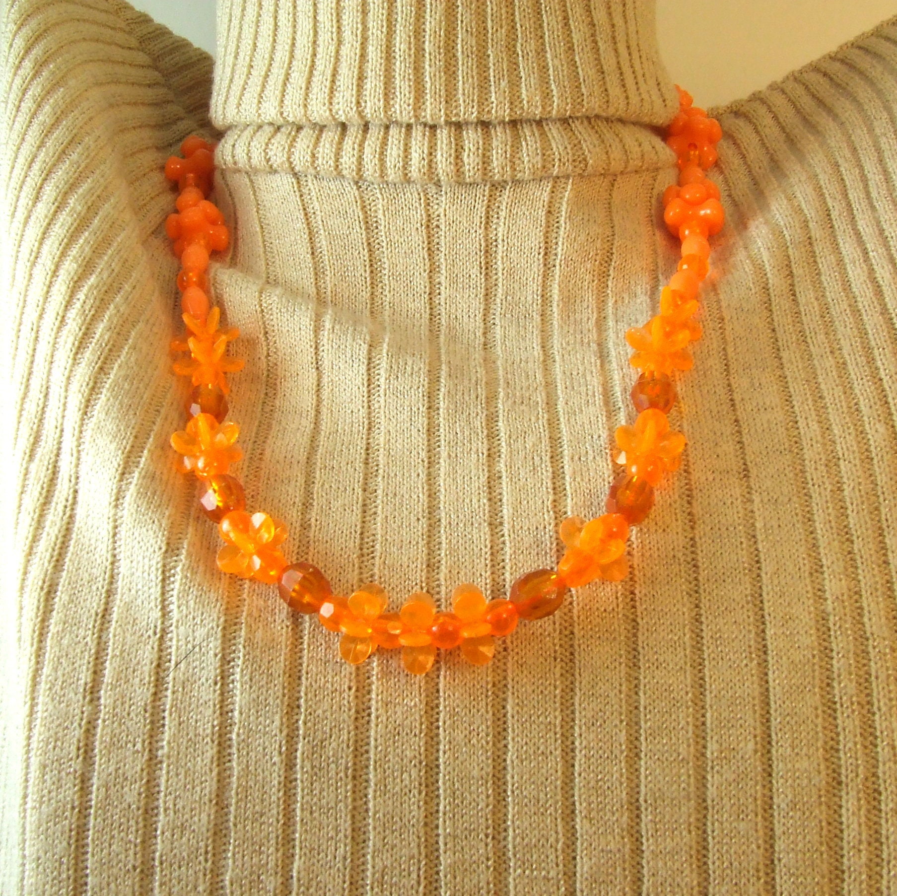 オレンジビーズネックレス花ヴィンテージプラスチック大人または子供