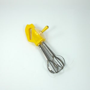 Yellow kitchen mixer Vintage cooking supply Hand crank mixer, kitchen whisk Vintage egg beater DDR hand mixer West Germany kitchen whisk