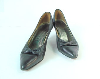EU 39 US 7.5 Vintage black leather pumps from 80s Genuine soft leather dance shoes PEKO Slovenia leather shoes Kitten heel with a bow