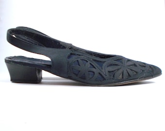 Sandalias vintage italianas de piel con tira trasera: azul marino perforado (talla 37 UE / 6 EE. UU.)