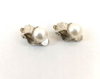 Vintage 80s clip on pearl earrings silver color hook white golden round real pearls vintage earrings gold tone U013