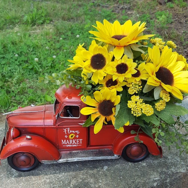 Camion rouge, arrangement de camion rouge, arrangement de tournesol, pièce maîtresse de camion rouge, décor de camion en métal rouge