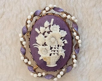 broche vintage en résine camée de lavande et de fleur blanche