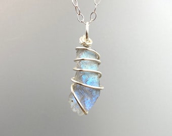 Collar con colgante de cristal curativo de labradorita y plata de ley.