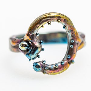 SunnyBlue. Schlangenring. Titan verschweißter Ring. Einzelstück. Hypoallergen. Kunstschweißen. Eloxieren. Handgefertigt in Finnland