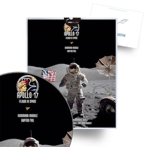 Può includere: Un'immagine in bianco e nero di un astronauta sulla luna. L'astronauta indossa una tuta spaziale bianca e un casco. L'astronauta è in piedi sulla superficie lunare con una bandiera americana sullo sfondo. L'immagine è intitolata "Apollo 17 Flown in Space" e "Command Module Kapton Foil".