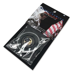 Può includere: Un piccolo disco nero rotondo con un logo Apollo 17 argentato e il testo "Flown from NASA's Famous Missions" in bianco. Il disco è confezionato in un sacchetto di plastica trasparente con un retro in cartone nero che recita "The Space Series Apollo 17 Flown Kapton Foil".