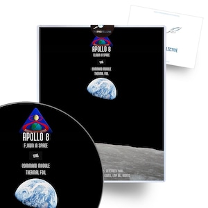 Può includere: Un'immagine in bianco e nero del modulo di comando Apollo 8 con foglio termico. L'immagine mostra la Terra vista dallo spazio. Il testo "Apollo 8 Flown in Space" e "Command Module Thermal Foil" è stampato sull'immagine. La data "27 dicembre 1968" e i nomi "Lovell, Limp, Bill Anders" sono anche stampati sull'immagine.