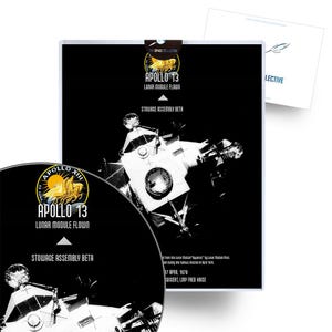 Può includere: Un'immagine in bianco e nero del modulo lunare Apollo 13. L'immagine è un primo piano del modulo lunare con il testo "Apollo 13 Lunar Module Flown" e "Stowage Assembly Beta" stampato sotto l'immagine. Il testo "The Space Collective" è stampato nell'angolo in alto a destra dell'immagine.