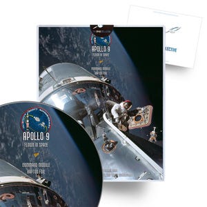 Può includere: Un primo piano del modulo di comando Apollo 9, un'astronave argentata con un logo in bianco e nero che recita "Apollo 9 Flown in Space". Il modulo di comando è in orbita attorno alla Terra, con un pianeta blu e verde sullo sfondo. Il testo "Command Module Kapton Foil" è anche visibile.