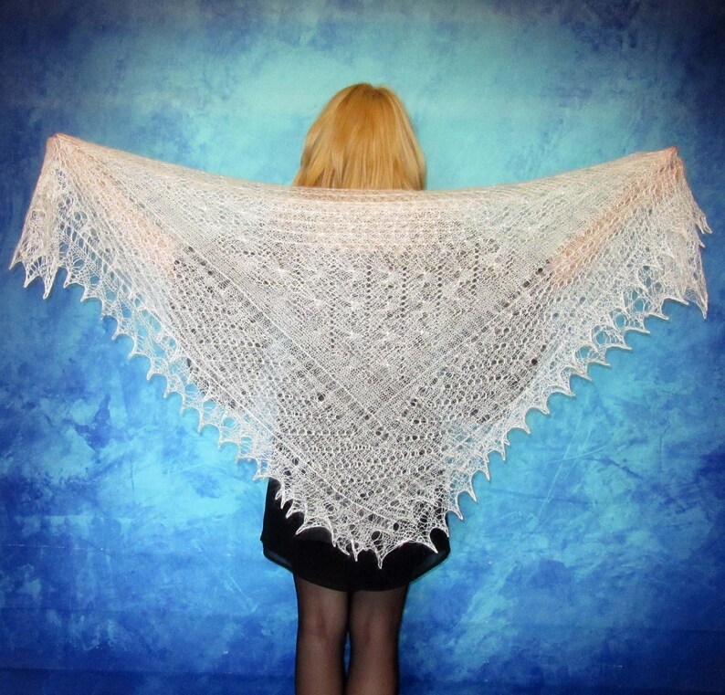 учитель шаль. белый вязаный платок. из натурального козьего пуха вяжутся платки. палантин из козьего пуха. палантин из козьего пуха.