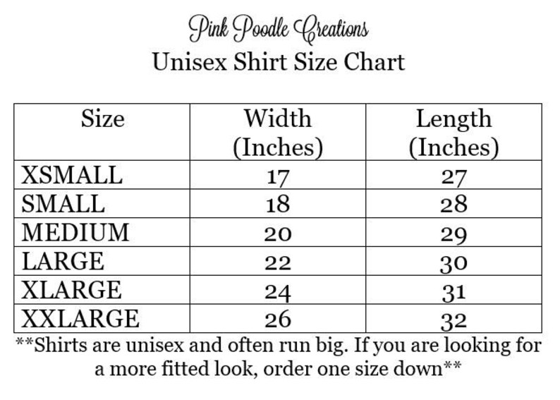 Puede incluir: Tabla de tallas de camisas unisex que muestra las medidas de ancho y largo en pulgadas para las tallas XS a XXL.  **Las camisas son unisex y a menudo son grandes. Si buscas un look m&aacute;s ajustado, pide una talla menos.**