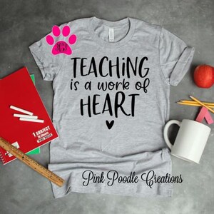 Camiseta "Enseñar es una obra del corazón": Camiseta de algodón suave para docentes