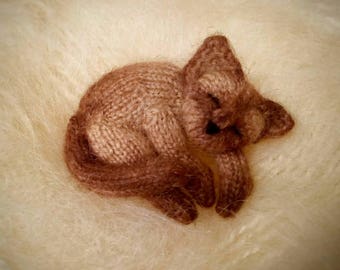 Épingle de chat siamois, broche tricotée de chat de sieste, épingle de chaton thaïlandais, couleur Point Kitty, cadeau de femmes d'amour de chat, point de chocolat, point de joint