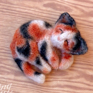 Tortoiseshell Cat Pin, Tortie Cat Soft Toy, Knit Cat Brooch, Tricolor Lie Kitty, Cute Mini Pin, Cat Lover Gift, Knit Kitty,Pet Birthday Gift image 3