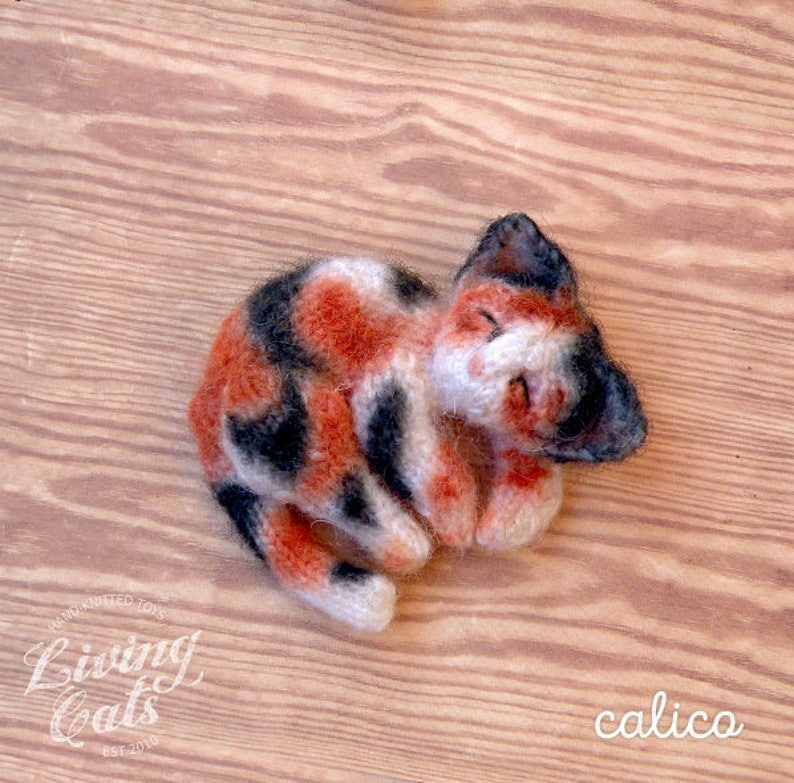 Tortoiseshell Cat Pin, Tortie Cat Soft Toy, Knit Cat Brooch, Tricolor Lie Kitty, Cute Mini Pin, Cat Lover Gift, Knit Kitty,Pet Birthday Gift image 3