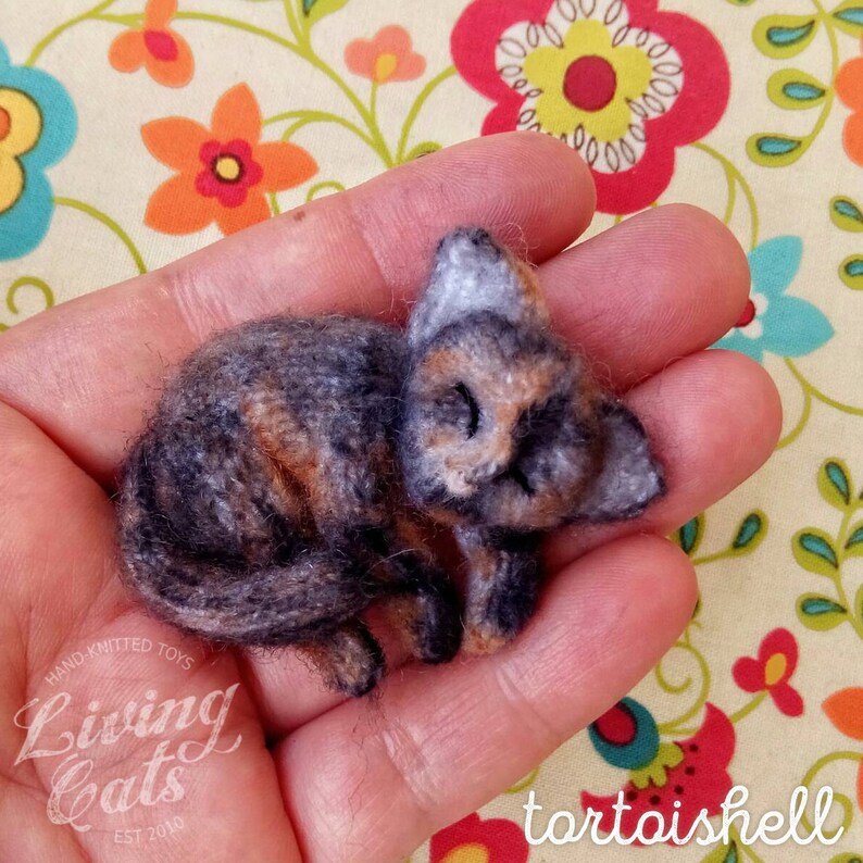 Tortoiseshell Cat Pin, Tortie Cat Soft Toy, Knit Cat Brooch, Tricolor Lie Kitty, Cute Mini Pin, Cat Lover Gift, Knit Kitty,Pet Birthday Gift image 2