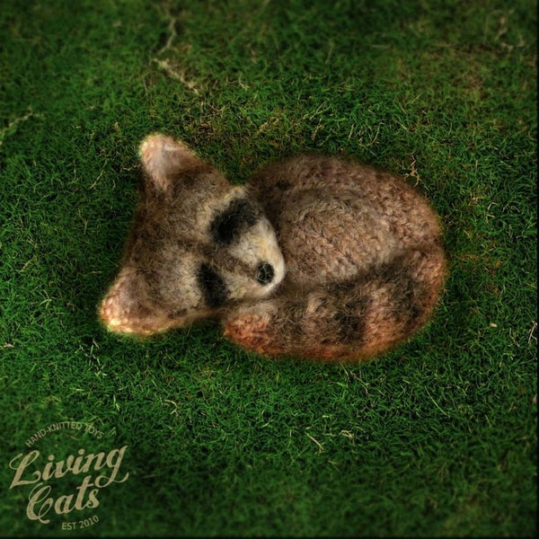 Raccoon pin, sleepy raccoon, knitted brooch, knitted pin, wood friend pin