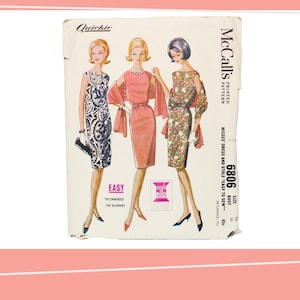 Op de afbeelding: Vintage McCall's naaipatroon voor een jurk en een stola. Het patroon is voor maten 16 en 24, met een borstomvang van 91 cm. Het patroon is gemarkeerd met "Gemakkelijk" en wordt aanbevolen voor beginners. Het patroon is gedrukt op een witte achtergrond met een roze rand.