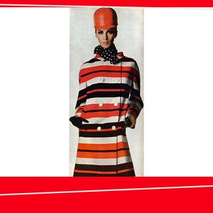 Pode incluir: Imagem de moda vintage com uma mulher em um casaco listrado arrojado. O casaco tem listras horizontais em vermelho, preto e branco. Ela usa um chap&eacute;u vermelho combinando, um len&ccedil;o de bolinhas e luvas pretas. O casaco &eacute; de abotoamento duplo com bot&otilde;es brancos.