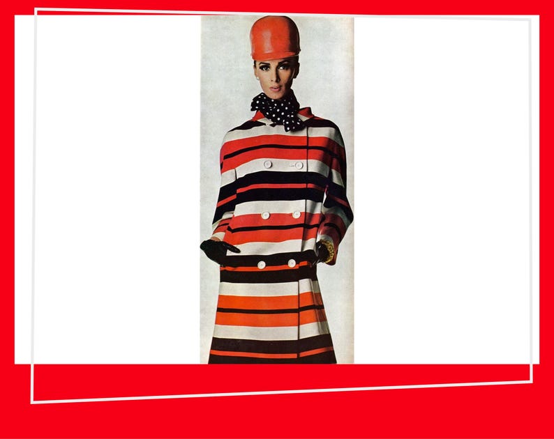 Pode incluir: Imagem de moda vintage com uma mulher em um casaco listrado arrojado. O casaco tem listras horizontais em vermelho, preto e branco. Ela usa um chap&eacute;u vermelho combinando, um len&ccedil;o de bolinhas e luvas pretas. O casaco &eacute; de abotoamento duplo com bot&otilde;es brancos.