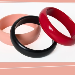 Lotto di tre braccialetti funky | Anni '60 -'70 | Polsino Mod rosa, rosso e nero | Bracciale metà secolo | Plastica vintage | Gioielli d'epoca
