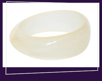 Pulseira Moonglow Translúcida Branco Champanhe | Anos 80 | Pulseira Mod Assimétrica | Pulseira de Lucite MCM | Plástico Vintage | Joias Vintage
