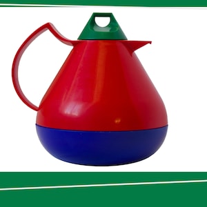 Op de afbeelding: Een rode en blauwe thermoskan met een groen deksel en handvat. De kan is ontworpen in de vorm van een klassieke theepot.