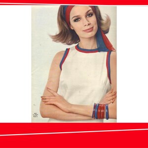 Pode incluir: Imagem de moda vintage com uma mulher vestindo um top sem mangas branco com detalhes em vermelho e azul. Ela tem uma faixa de cabe&ccedil;a vermelha e azul combinando e uma pilha de pulseiras vermelhas e azuis. A est&eacute;tica geral &eacute; retr&ocirc; e elegante.