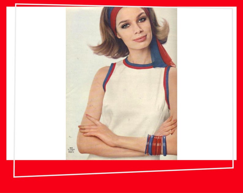 Pode incluir: Imagem de moda vintage com uma mulher vestindo um top sem mangas branco com detalhes em vermelho e azul. Ela tem uma faixa de cabe&ccedil;a vermelha e azul combinando e uma pilha de pulseiras vermelhas e azuis. A est&eacute;tica geral &eacute; retr&ocirc; e elegante.