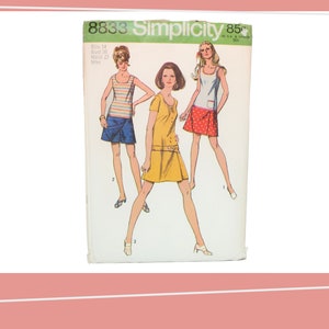 Op de afbeelding: Vintage Simplicity naaipatroon nummer 8833 voor een rok en een top. Het patroon is voor maat 14, borstomvang 91 cm, tailleomvang 69 cm. Het patroon toont drie vrouwen die verschillende versies van de rok en top dragen. Een vrouw draagt een gele rok en top, een andere draagt een blauwe rok en een gestreepte top, en de derde draagt een rood-witte geblokte rok en een wit tanktop.