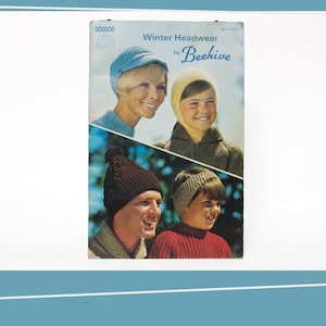 Op de afbeelding: Een vintage breipatronenboekje van Beehive met wintermutsen. De omslag toont vier mensen die gebreide mutsen en oorwarmers dragen in verschillende kleuren, waaronder bruin, blauw en beige.