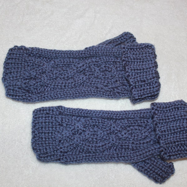 Handgestrickte fingerlose Handschuhe mit einem schönen Kabelmuster - Kurz