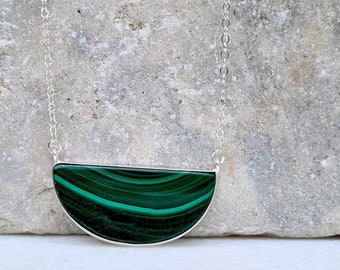 Collana mezzaluna Malachite. Collana con ciondolo di Malachite. Collana pendente Malachite. Collana boho Malachite. Regali per lei
