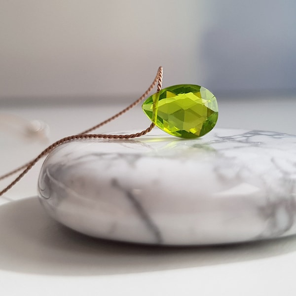 Collier Péridot. Collier minimaliste en fil de soie avec une pierre de Péridot. Cadeaux pour elle. Breloque de Péridot Cadeau d'anniversaire
