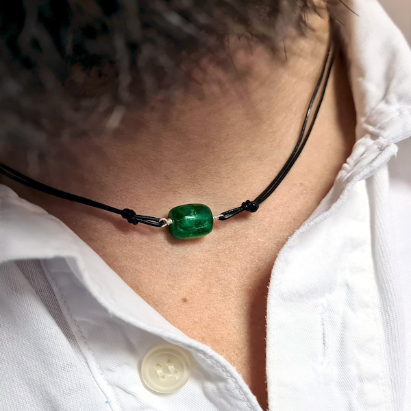 Tour de cou pour homme en fil de cuir avec Jade vert de Birmanie. Collier de jade birman vert. Pierres dures pour hommes. Collier en cuir noir avec pierre.