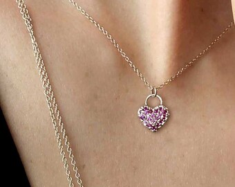 Collana in oro laminato con piccolo cuore pendente con zirconi rosa. Piccolo ciondolo cuore zirconi rosa. Regali per lei.