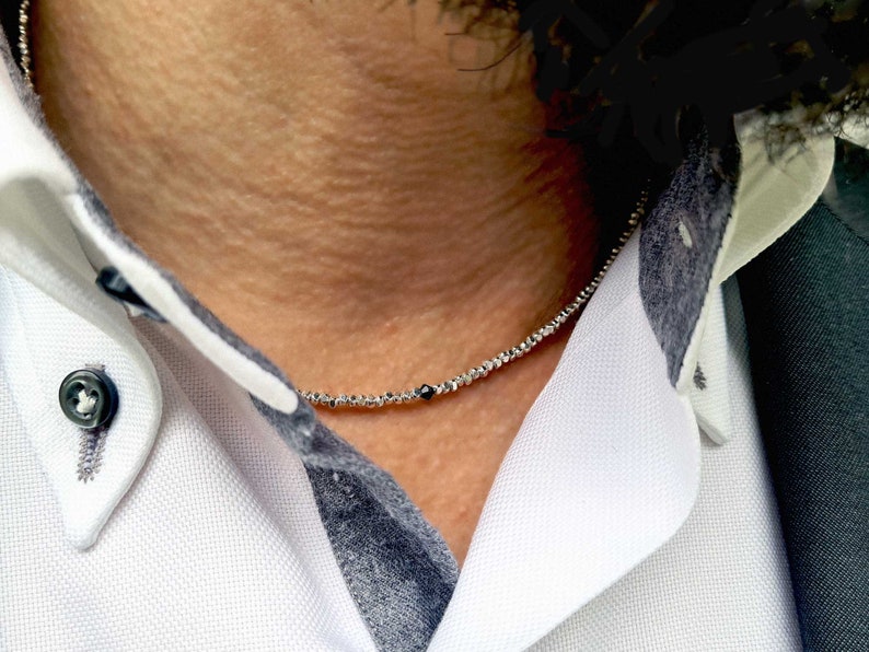 collana elegante e sottile, perfetta per uomo o donna, composta da pepite in argento solido ed al centro un piccolo cristallo in tre colori a scelta tra nero, verde smeraldo e blu zaffiro.