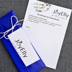 Confezione regalo inclusa nel prezzo in carta di seta color blu elettrico e certificato di autenticità delle pietre