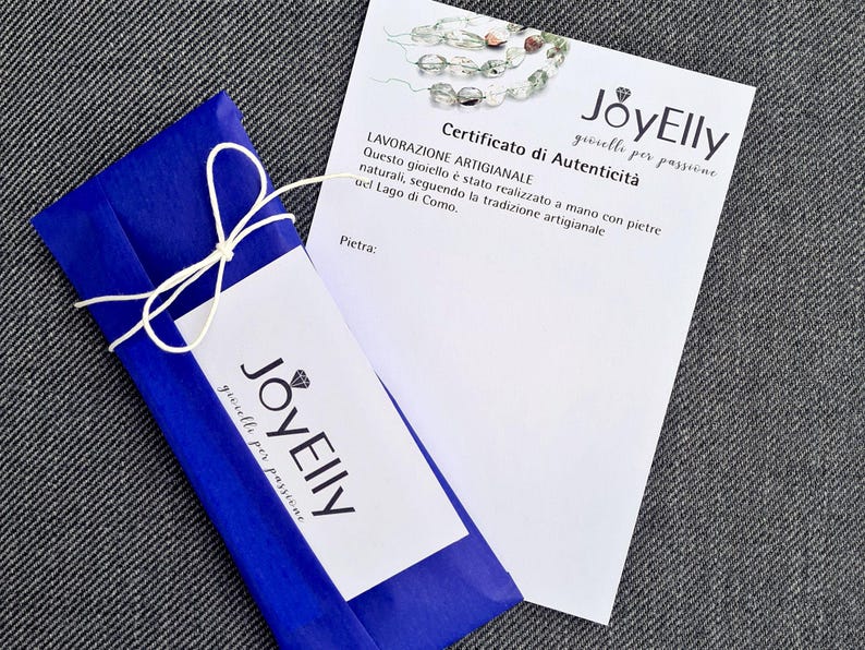Confezione regalo inclusa nel prezzo in carta di seta color blu elettrico e certificato di autenticità delle pietre