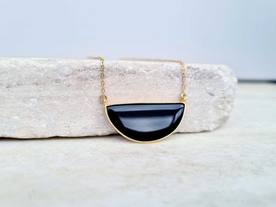 Collana mezzaluna Onice Nero. Collana oro pendente pietra Onice Nero. Ciondolo Onice Nero. Collana boho Onice Nero. Regali per lei.