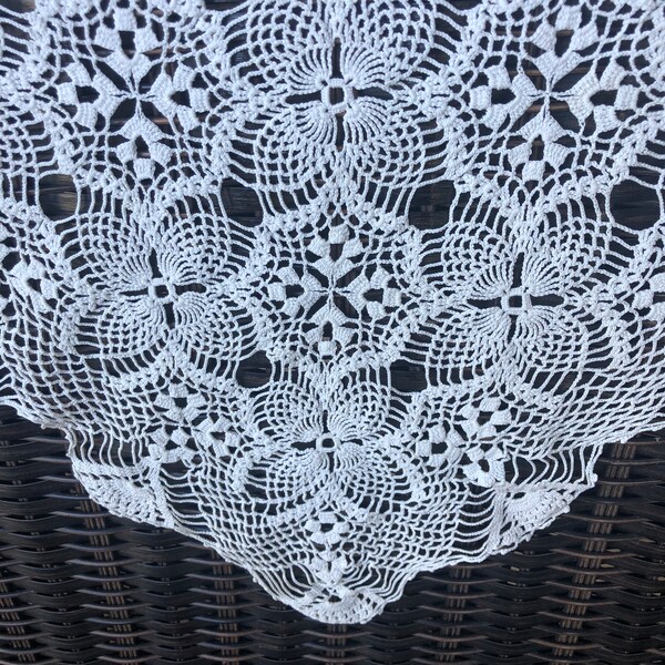 VTG Clean, Hand Made European Pattern White Fine Thin Dainty Lace Like Cotton Crochet Table Scarf Cover Doily 28 x 28 inches square,gorgeous