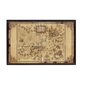 Puede incluir: Un mapa de estilo vintage del Mundo Mágico de Harry Potter, con el Castillo de Hogwarts y sus alrededores. El mapa está impreso en papel tipo pergamino con tinta marrón y negra.