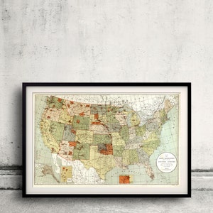 Może przedstawiać: Antyczna mapa Stanów Zjednoczonych, pokazująca granice stanów i główne miasta. Mapa jest wydrukowana w odcieniach zieleni, żółci i brązu, z niebieską ramką. Tytuł "Map Showing Boundaries of the United States" jest wydrukowany na dole mapy.