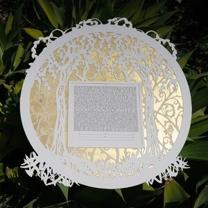 Pradera de árboles gemelos con Viney Hamzas (oro) - Ketubah cortado en papel de triple capa