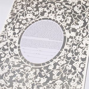 Flores florecientes Ketubah en forma de cuadro de texto ovalado