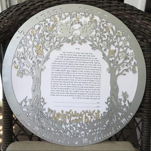 Ecosistema majestuoso de la Ciudad Vieja con palomas grandes - Versión circular de ketubah de madera III